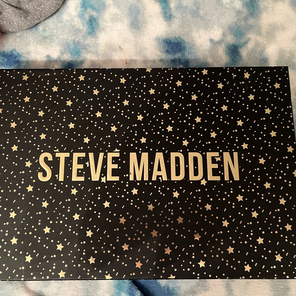 Steve Madden Hat Scarf and Gloves Gift Box